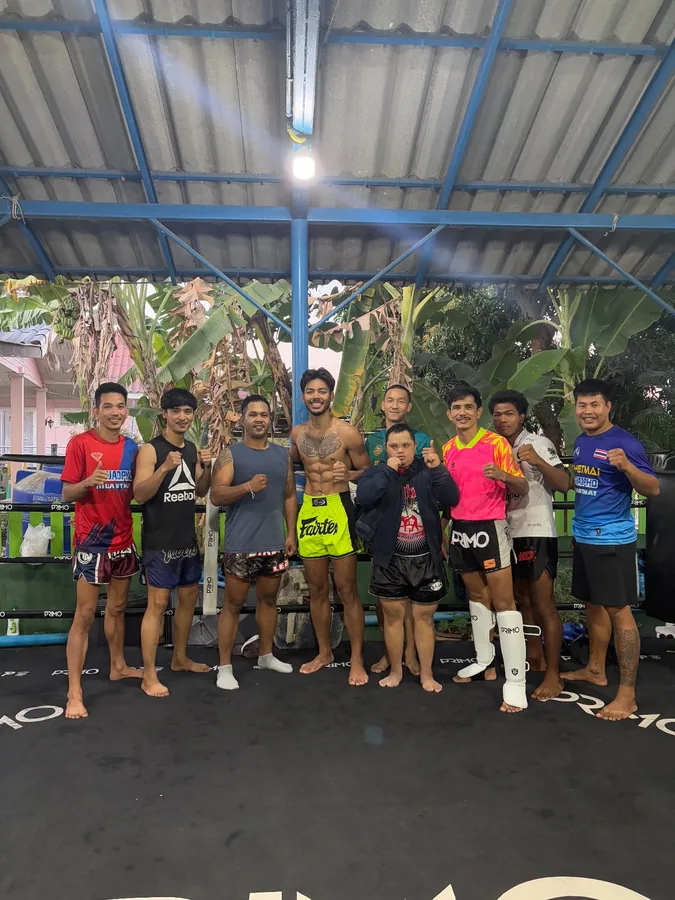 Justin and teammates together in the ring after training in Thailand